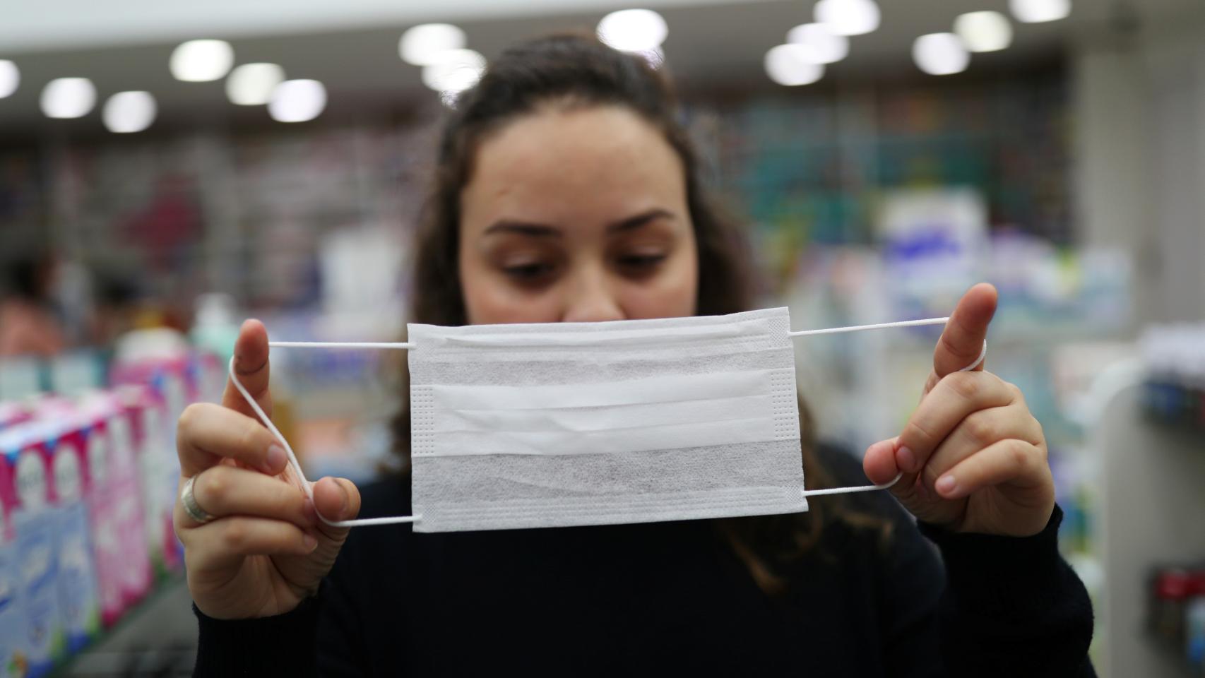 Una mujer utiliza una mascarilla.