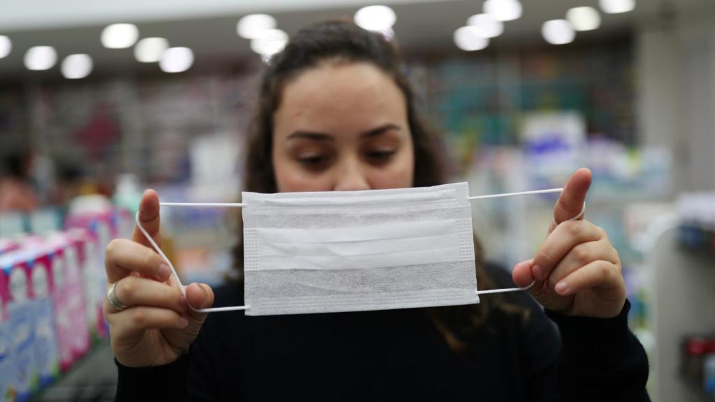 Una mujer utiliza una mascarilla.
