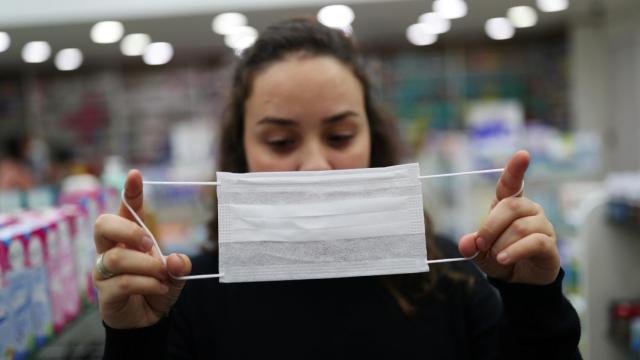 Una mujer utiliza una mascarilla.