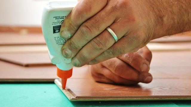 Cómo quitar pegamento de las manos en pocos pasos