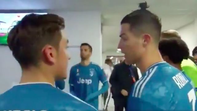 Cristiano Ronaldo y Dybalá en el túnel de vestuarios en el estadio del Olympique de Lyon.