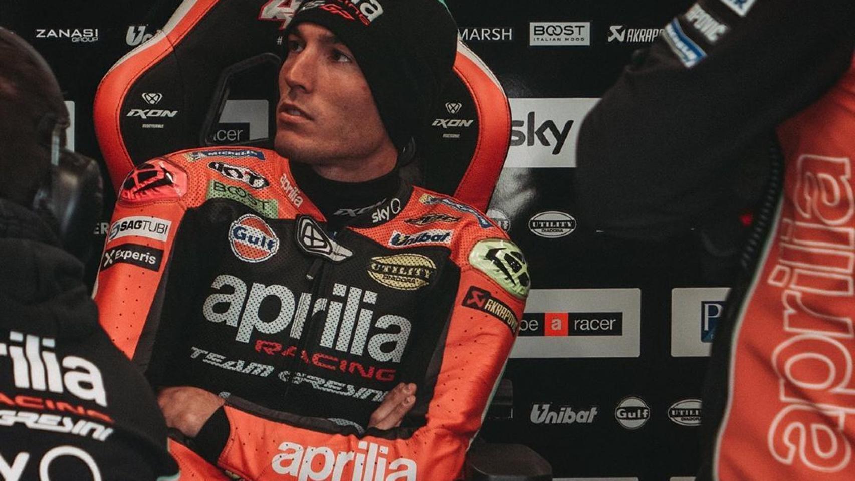 Aleix Espargaró en el box de su equipo