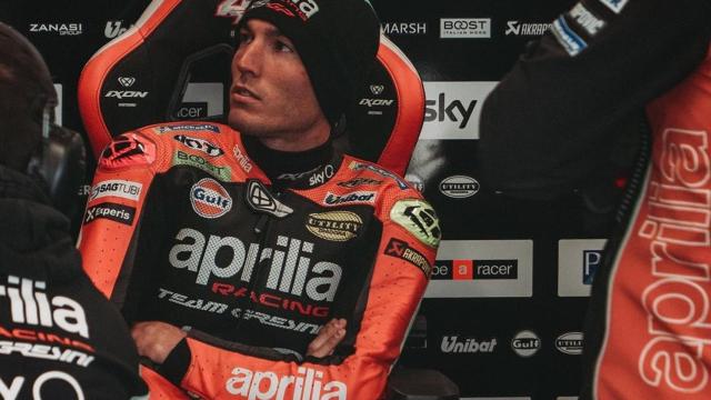Aleix Espargaró en el box de su equipo.