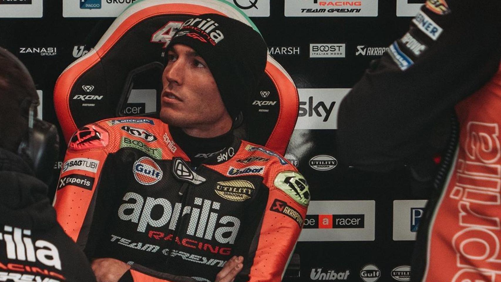 Aleix Espargaró en el box de su equipo.
