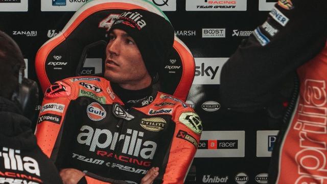 Aleix Espargaró en el box de su equipo.