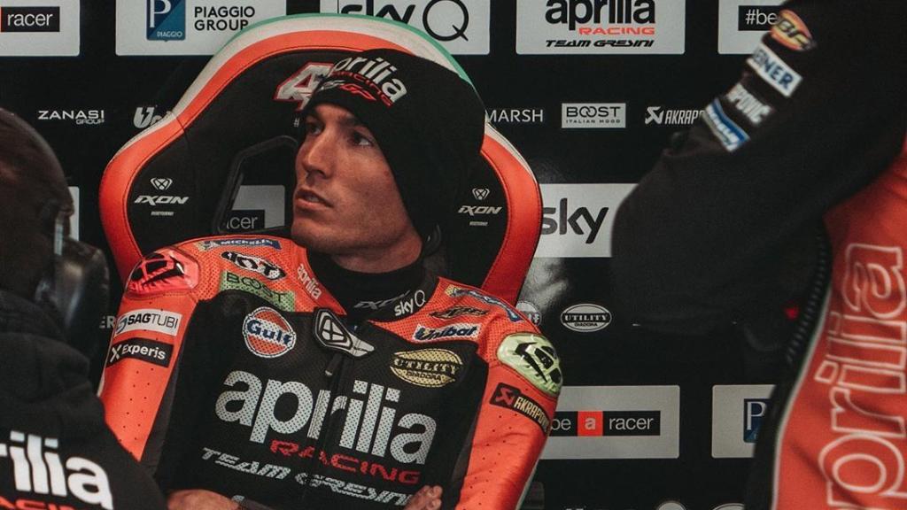 Aleix Espargaró en el box de su equipo.