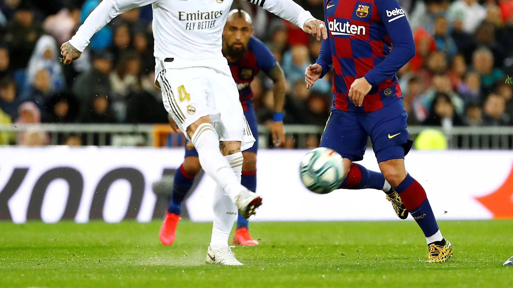 Sergio Ramos remata un balón ante Antoine Griezmann