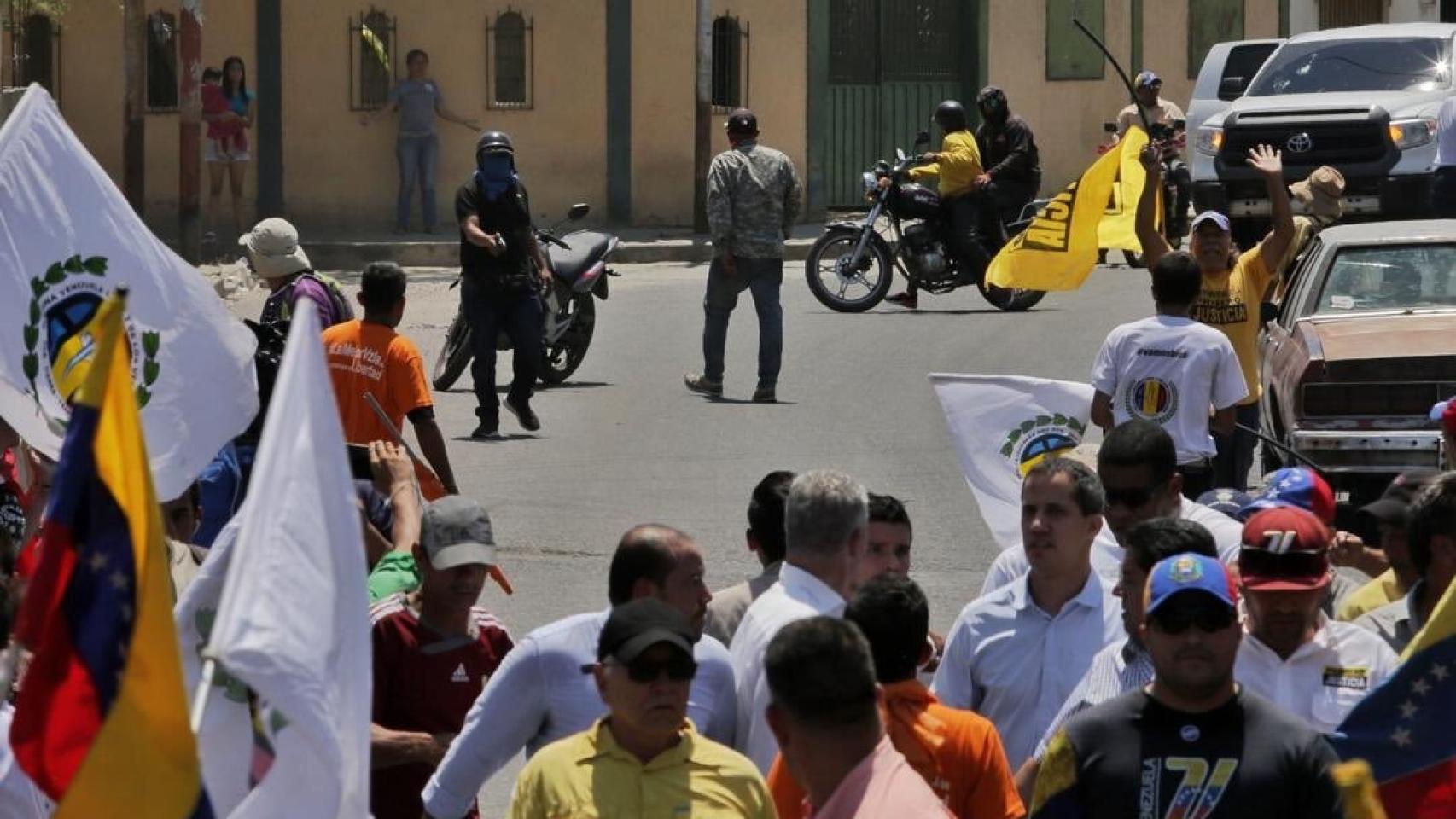 Una persona no identifica apunta a Juan Guaidó con un arma, durante la marcha en en Barquisimeto.