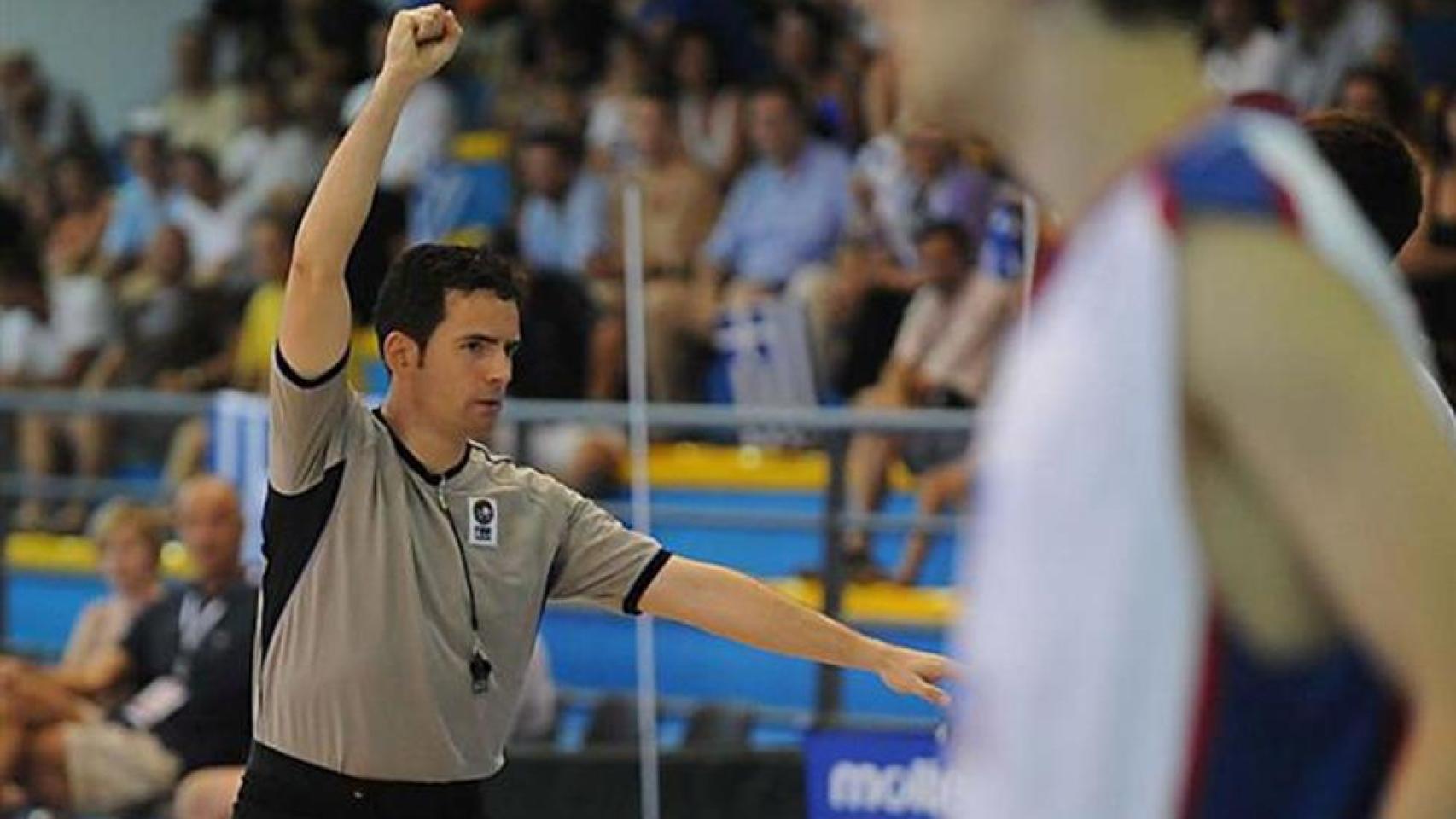 Antonio Conde arbitrando un partido de baloncesto