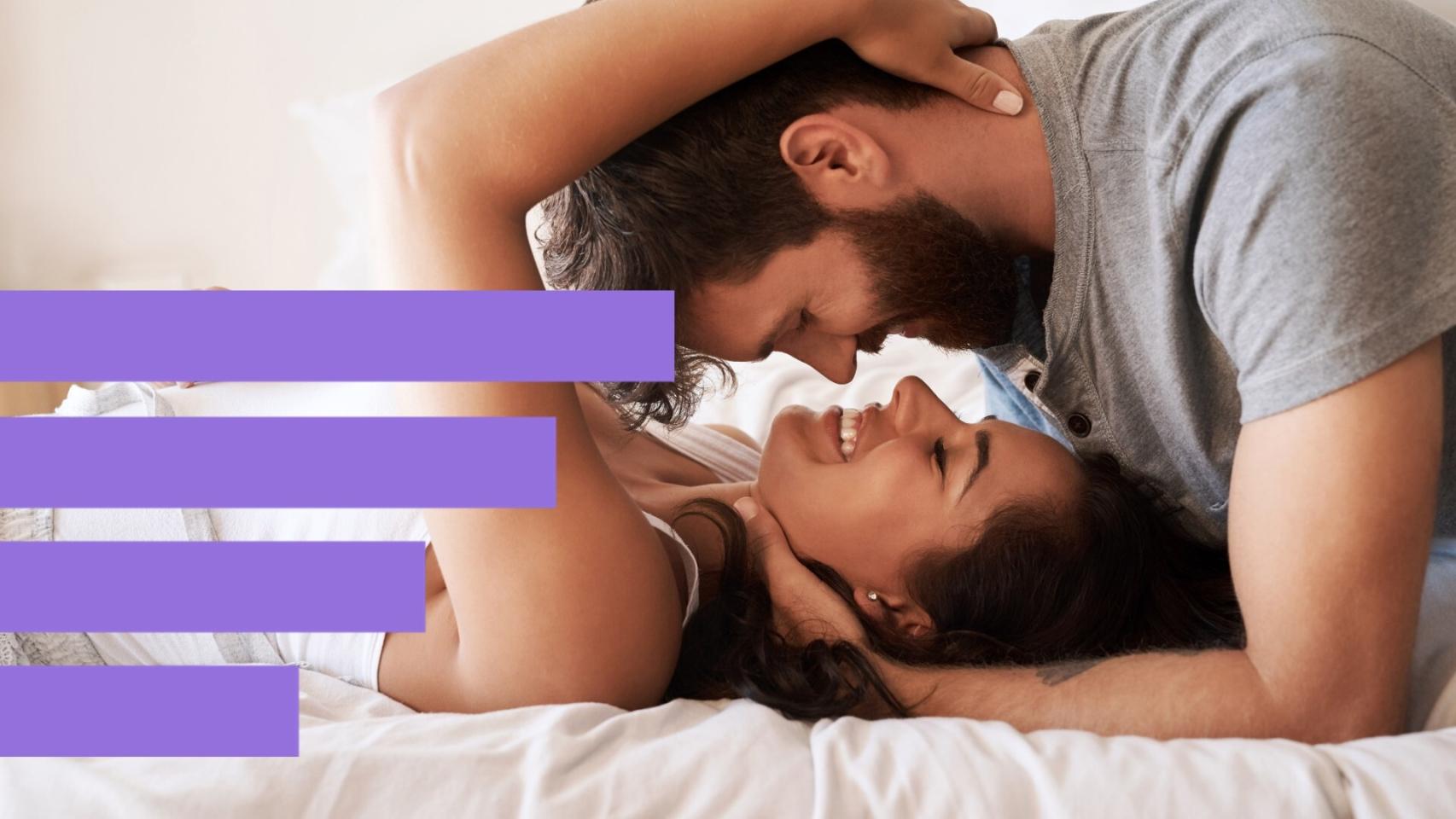 Una pareja en un momento de intimidad.