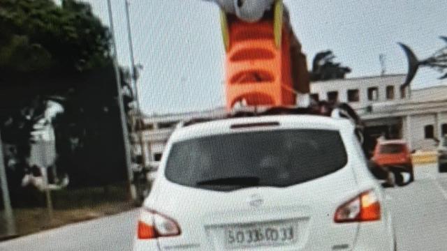 La Guardia Civil deuncia a 2 personas por viajar subidos en un tobogán en el techo de un coche en Cádiz