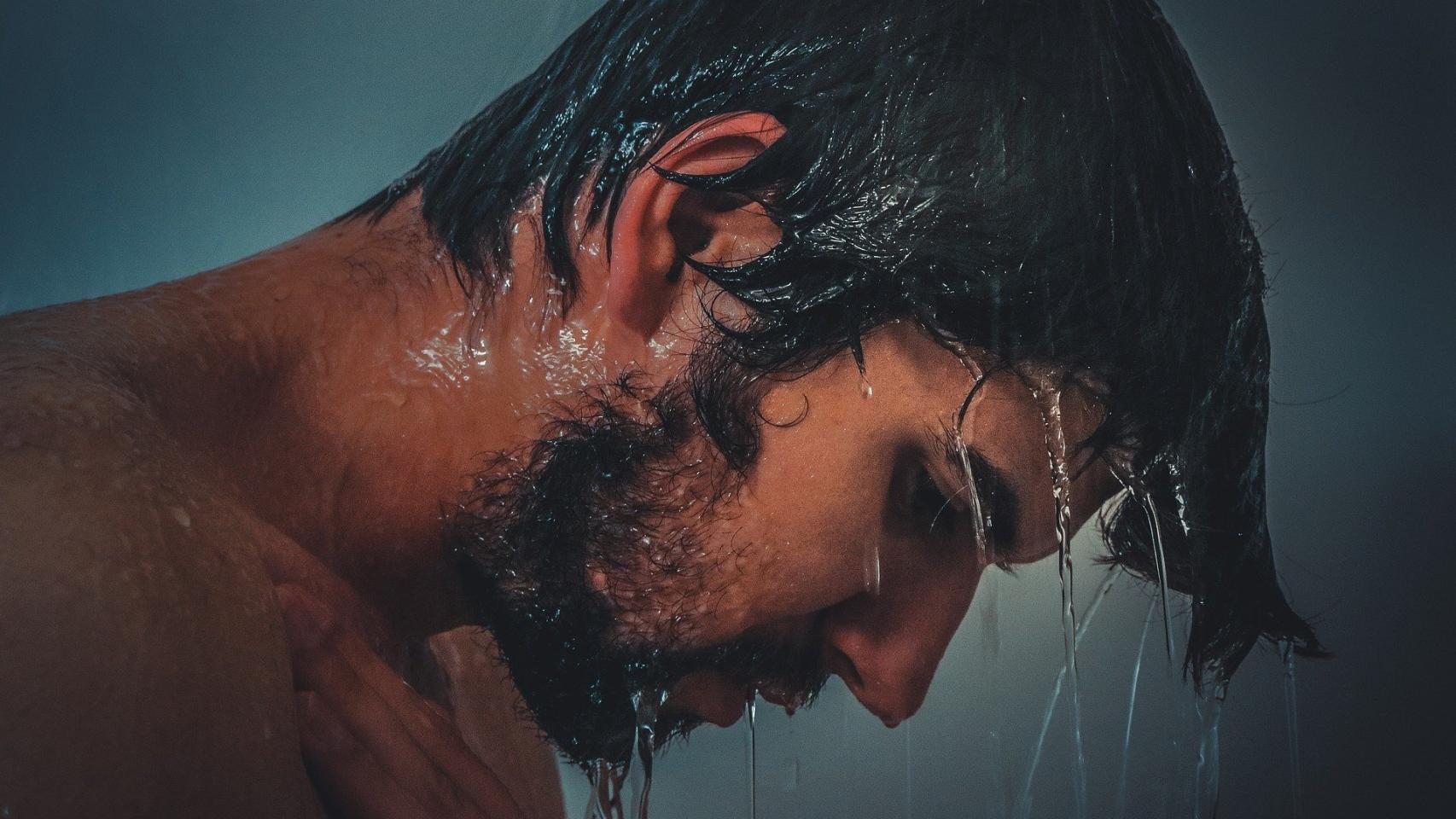 Una imagen de archivo de un hombre en la ducha.