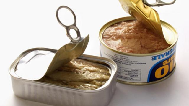 Latas de atún y sardinas al natural.