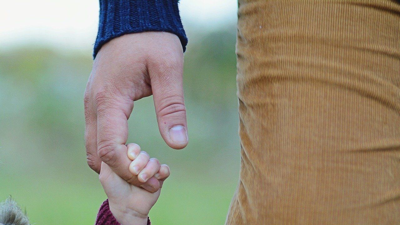 Imagen de archivo de un padre con su hijo.