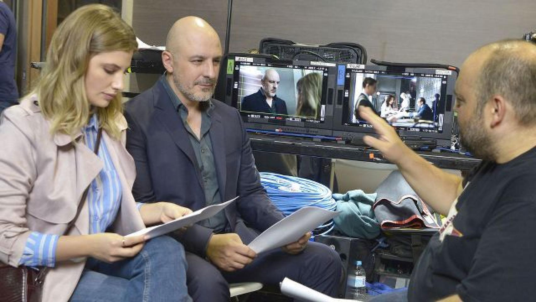 Robert Álamo y Miriam Giovanelli (Amazon)