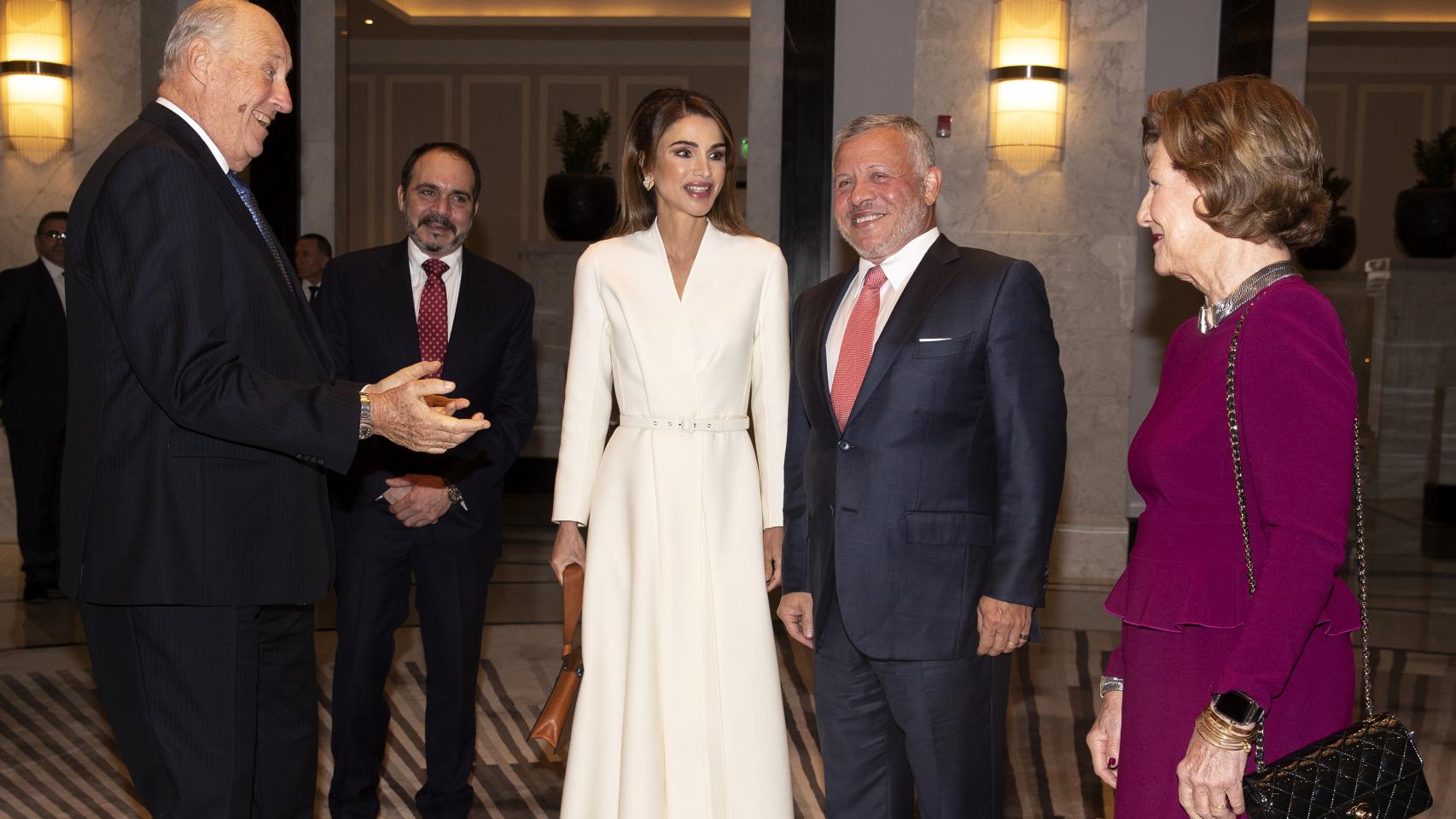 Rania de Jordania junto al rey Abdallá y los reyes Harald y Sonia de Noruega en Amán.