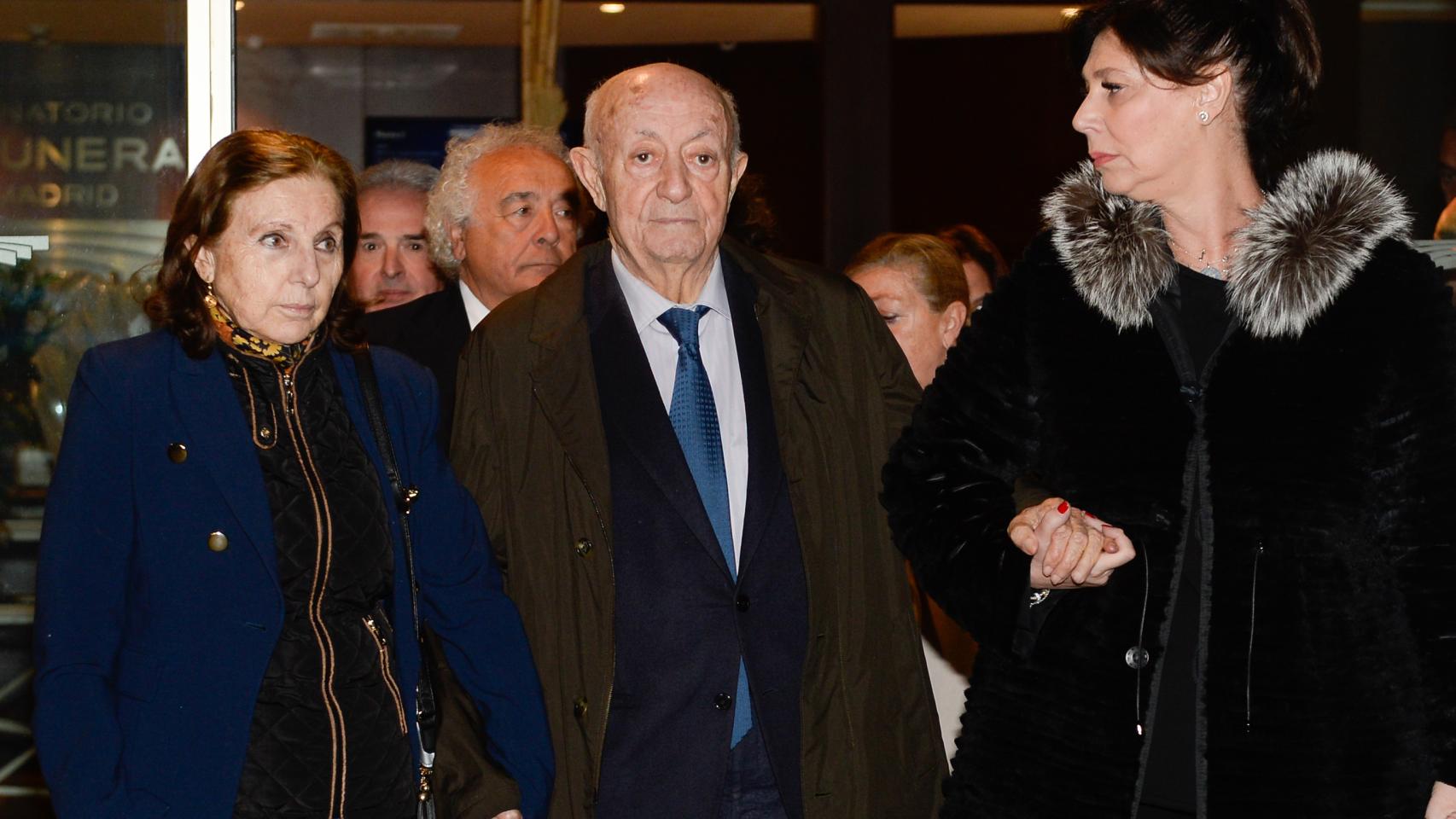 Lucio durante el tanatorio de su mujer.