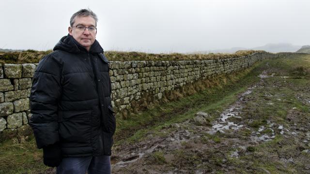 El escritor Santiago Posteguillo en el Muro de Adriano.
