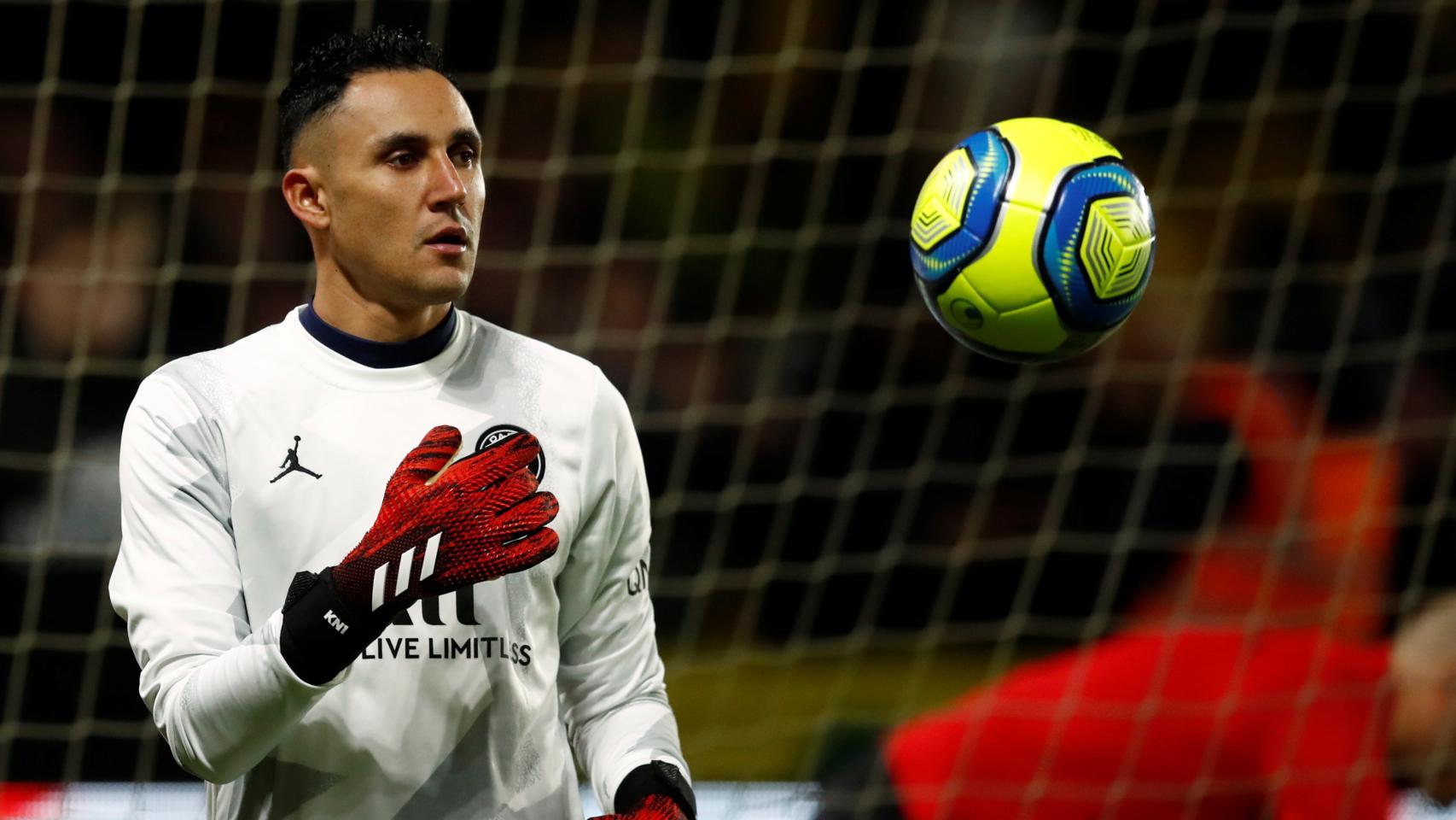 Keylor Navas, calentando con el PSG