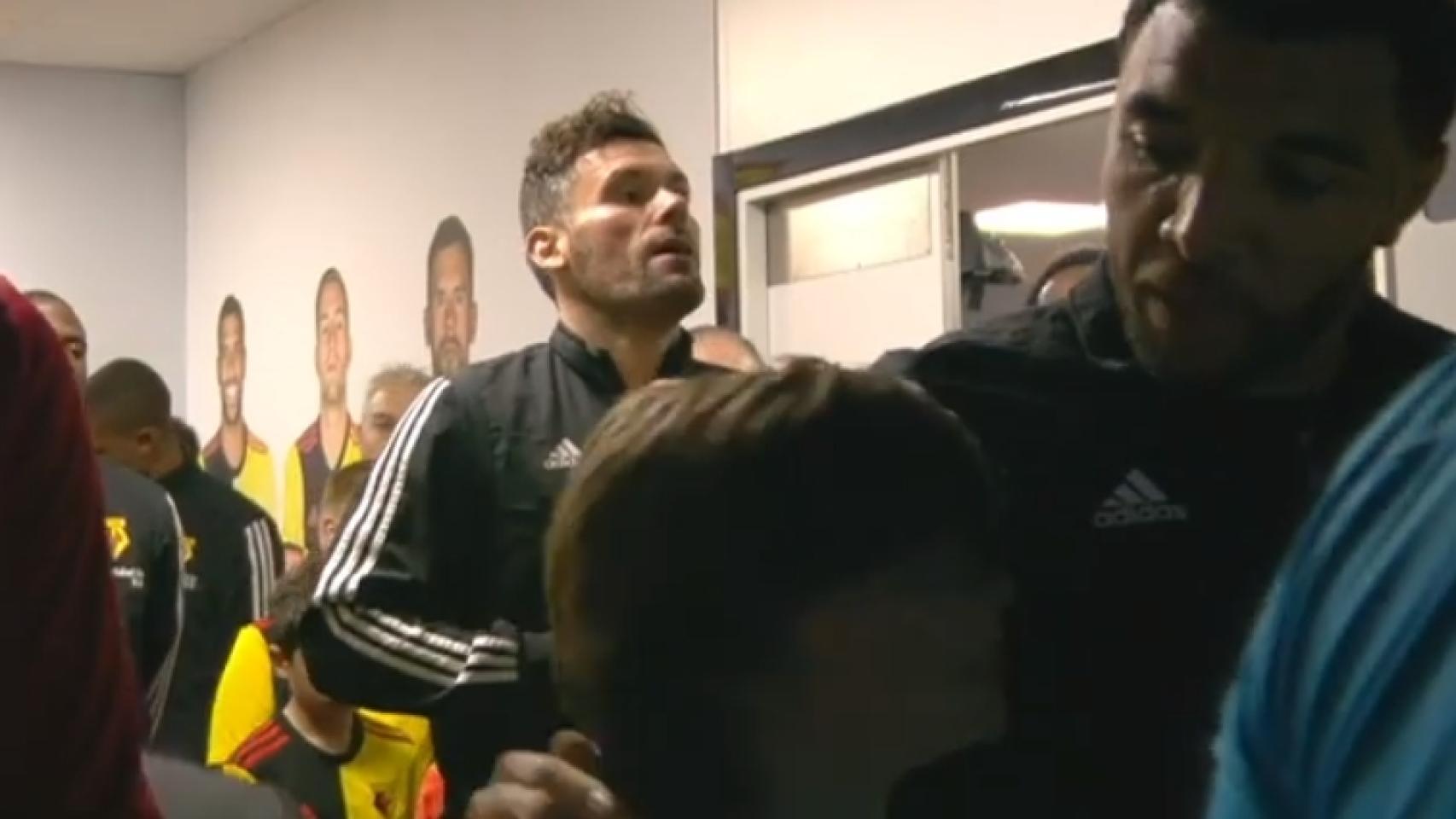 Troy Deeney y el joven con el que saltó al campo al partido entre el Watford y el Liverpool