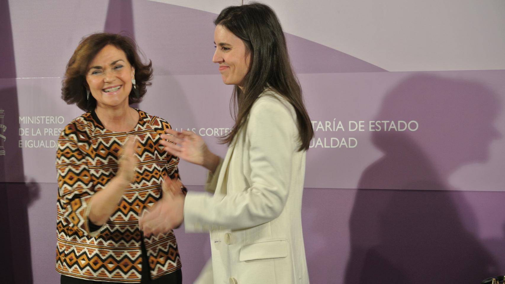 Carmen Calvo e Irene Montero se abrazan de lejos en la toma de posesión de la ministra de Igualdad.