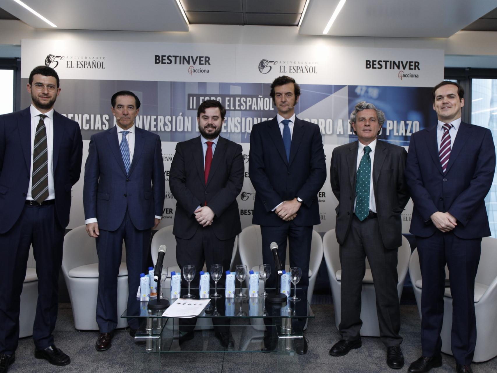De izquierda a derecha, Giorgio Semenzato, consejero delegado de Finizens, Ángel Martínez-Aldama, presidente de Inverco, Arturo Criado, redactor jefe de Invertia, Gustavo Trillo, director comercial de Bestinver y Miguel Aldalur, director de Vida y Pensiones Particulares de Caser.