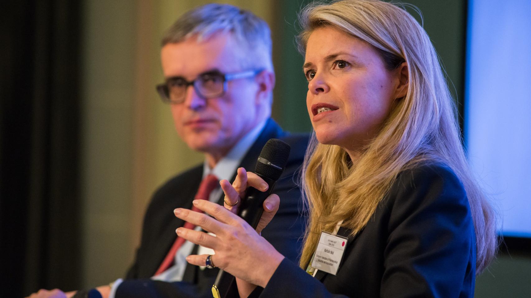 En primer plano, Nathalie Moll, de la Efpia.