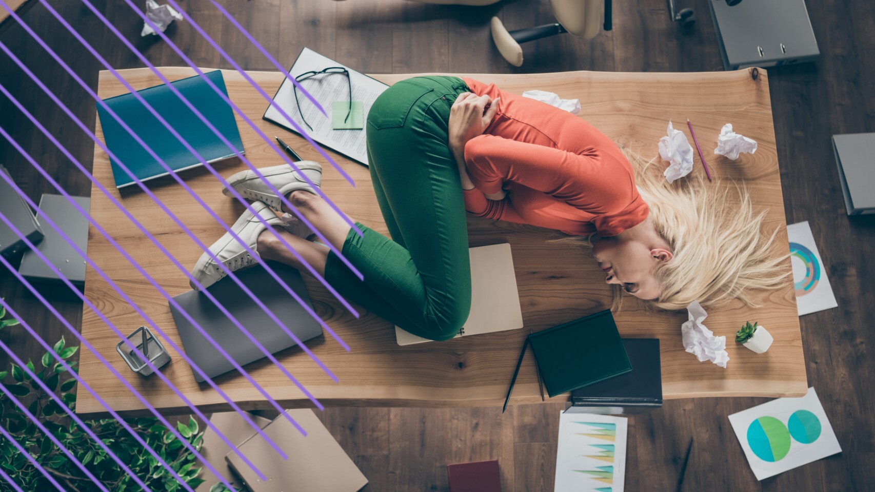 Una mujer con dolores provocados por la menstruación en su entorno laboral.