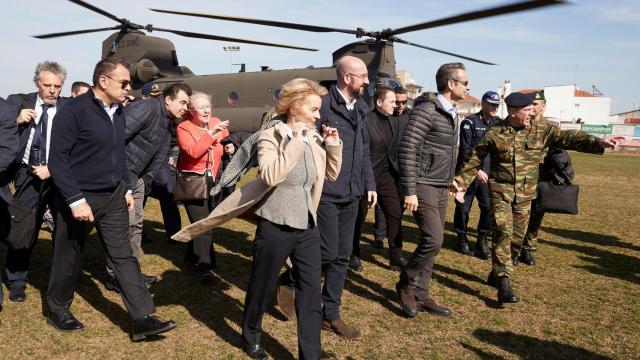 Ursula von der Leyen, Charles Michel y David Sassoli, durante su visita este martes a la frontera entre Grecia y Turquía