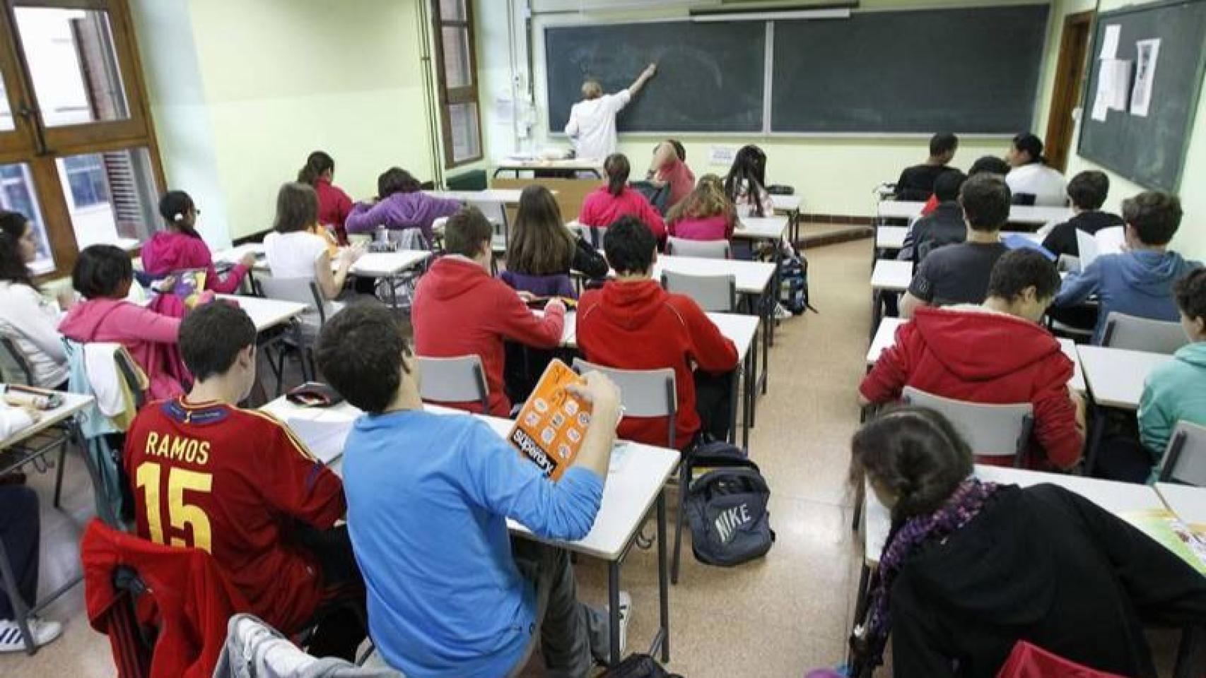 Varios jóvenes dan clase en un centro escolar.