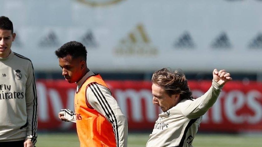 Reinier, uno más del grupo en el primer entrenamiento de la semana encarando a Luka Modric