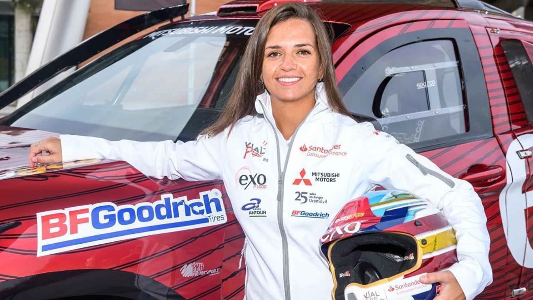 Cristina Gutiérrez posa junto a su coche