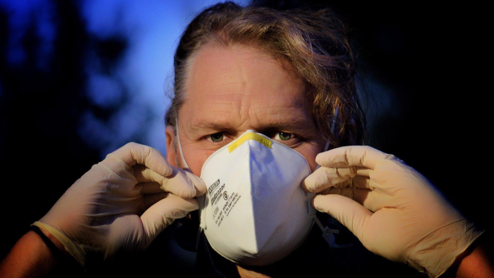 Un ciudadano se pone una mascarilla para evitar contagios.