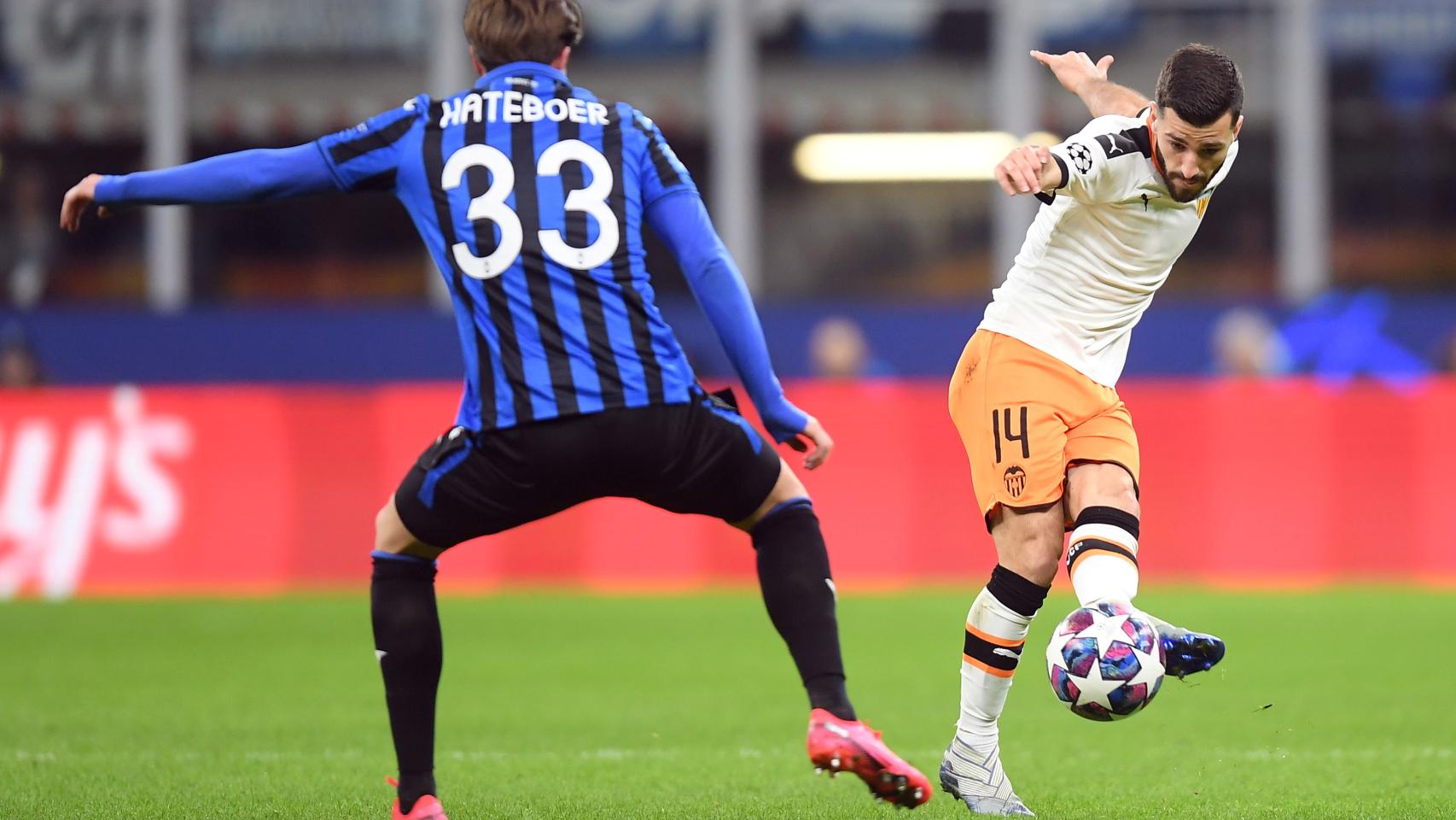 Jose Luis Gayá, ante Hans Hateboer en el Atalanta - Valencia