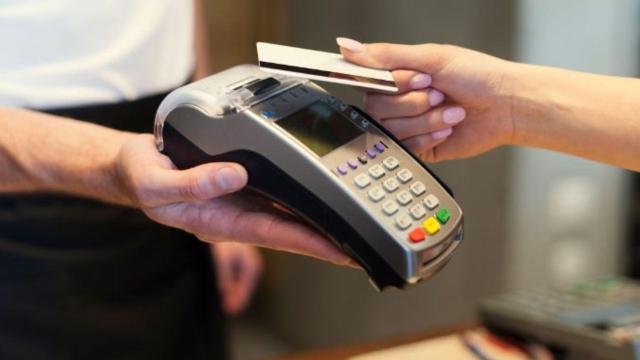 Pago contactless con tarjeta.