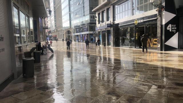 Imagen de la calle Real de A Coruña mojada tras una jornada de lluvias.