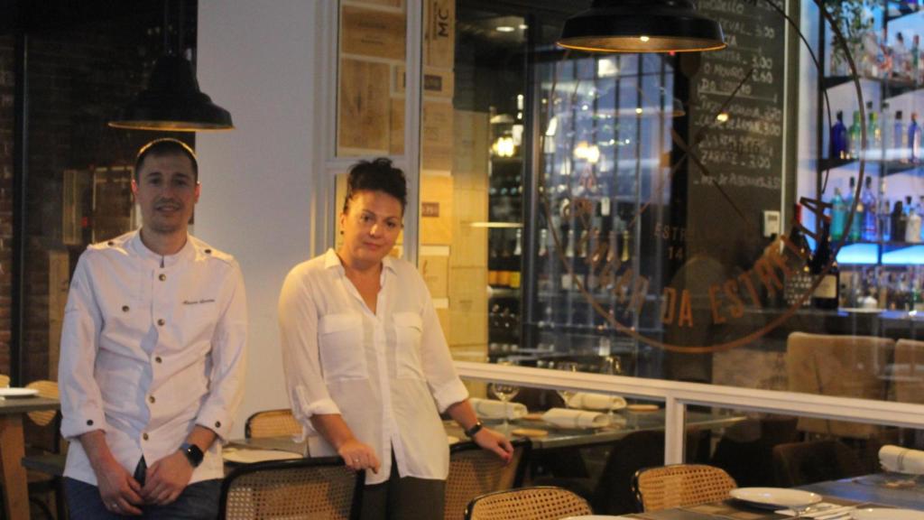 La encargada de O Lagar da Estrela, Elisa Romero, junto al jefe de cocina, Álvaro Gantes.