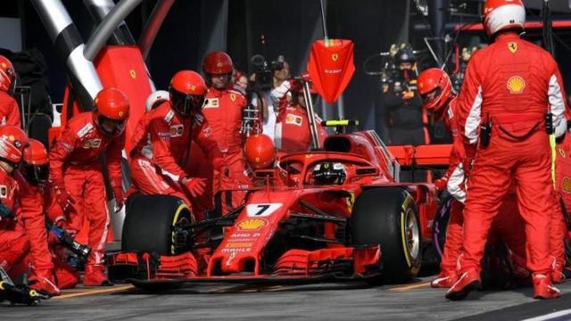 El equipo de Ferrari atendiendo al piloto.