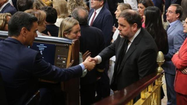 Junqueras saluda a Pedro Sánchez en mayo de 2019 en el Congreso/.