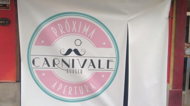 Cartel que anuncia la próxima apertura del local