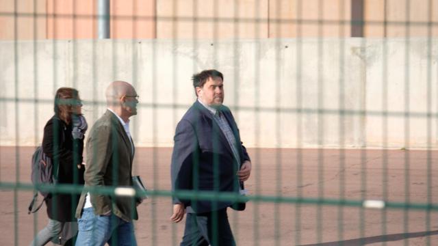Junqueras entrando en Lledoners junto a Raül Romeva.