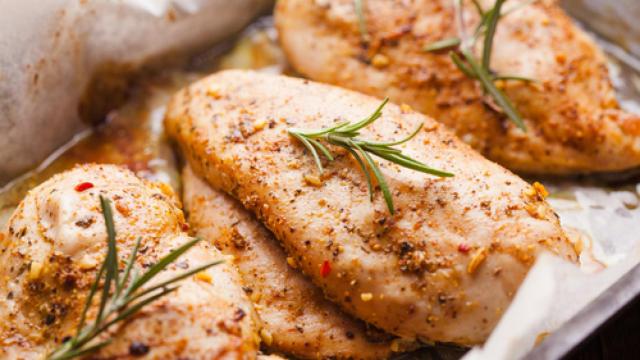 Unas pechugas de pavo al ajillo.