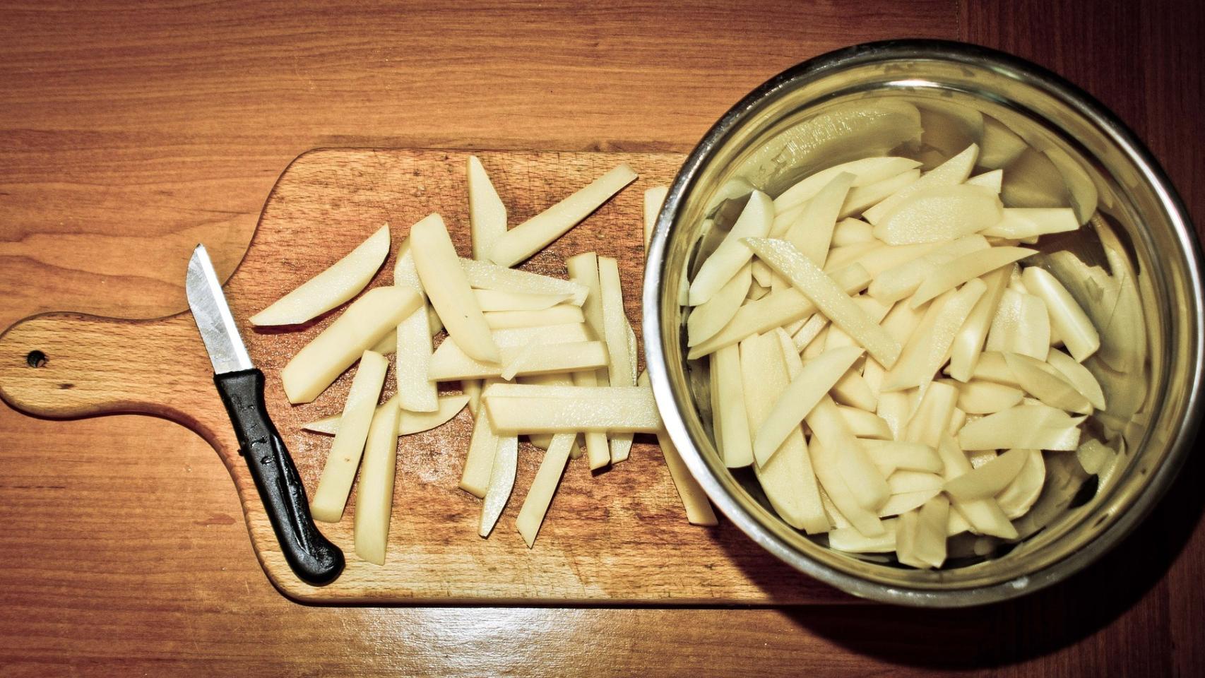 Patatas cortadas en 'palitos' para freír.
