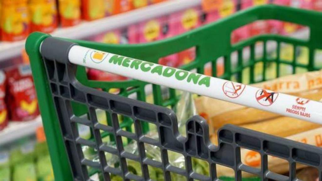 Una carro en uno de los pasillos de Mercadona.