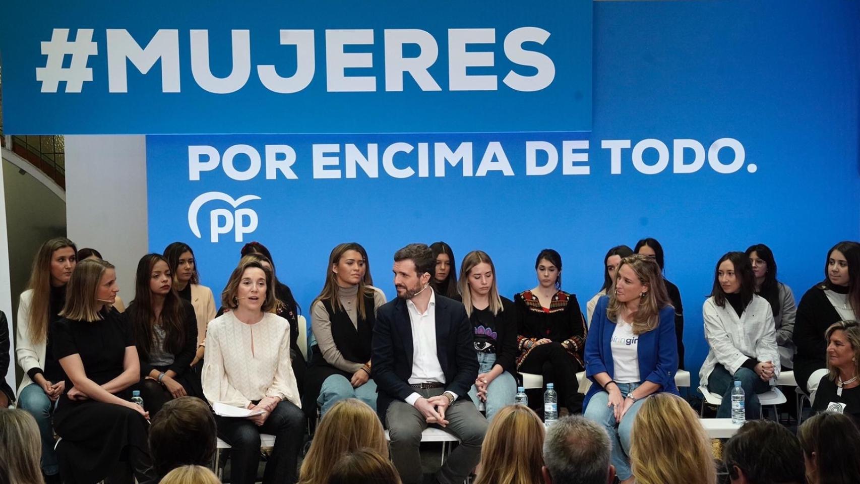 Pablo Casado, rodeado de mujeres en uno de los actos centrales del PP por el 8-M.