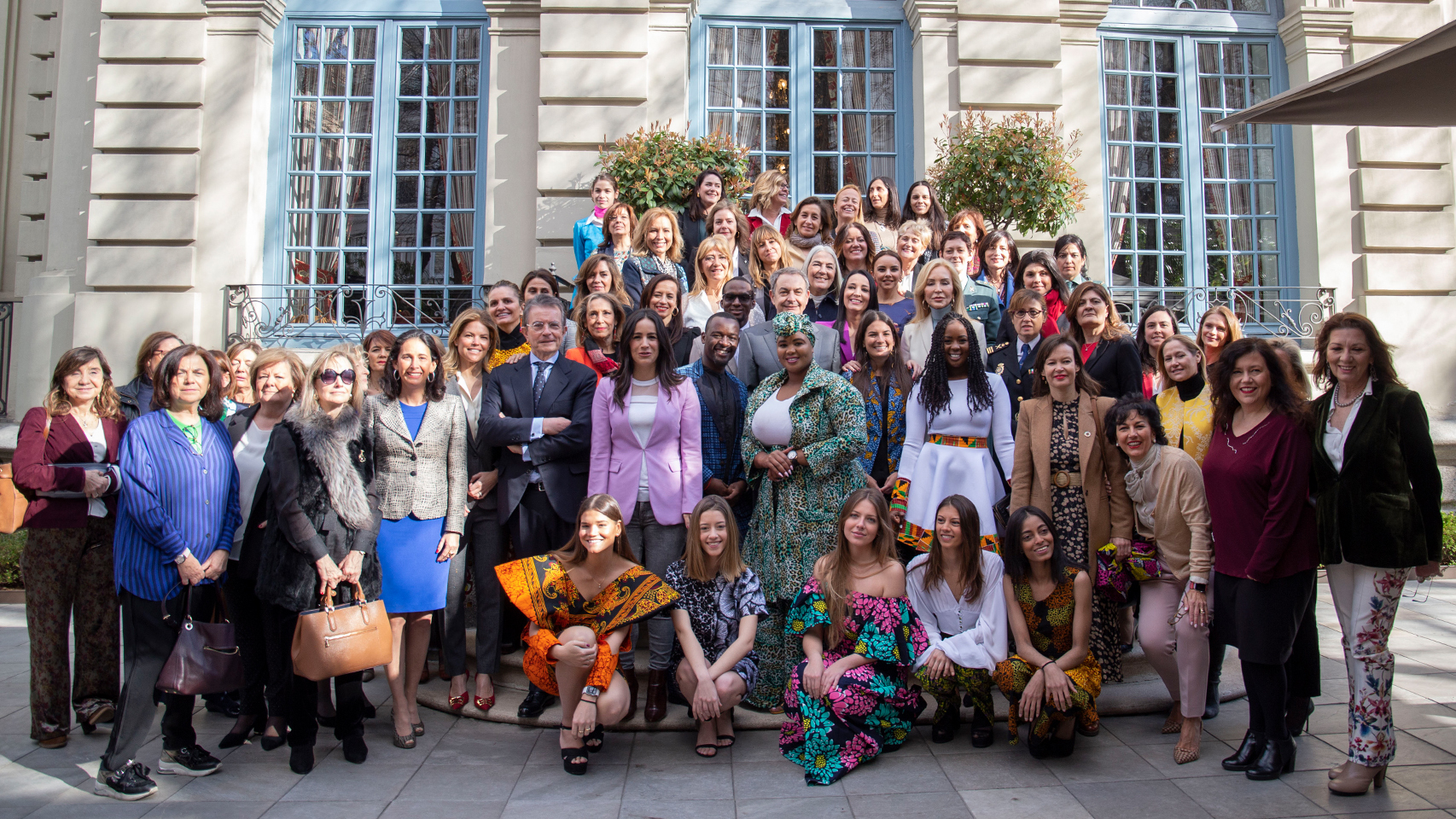 Las 50 madrinas de niñas de Kirigiti de la ONG THRibune para evitar que caigan en la prostitución.