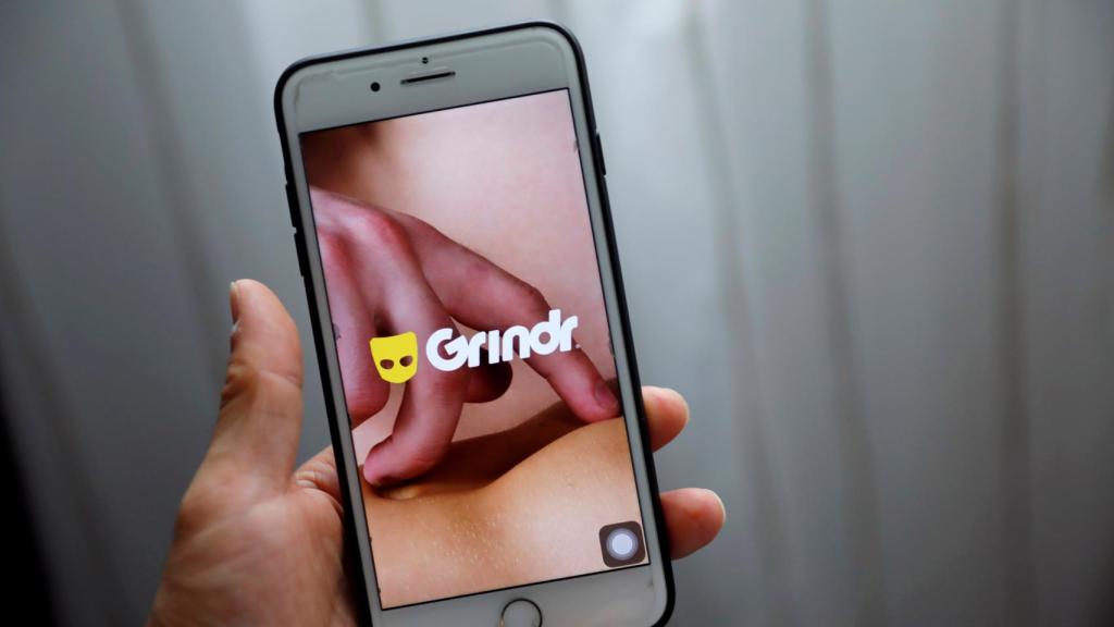 Aplicación de Grindr en la pantalla de un teléfono móvil.
