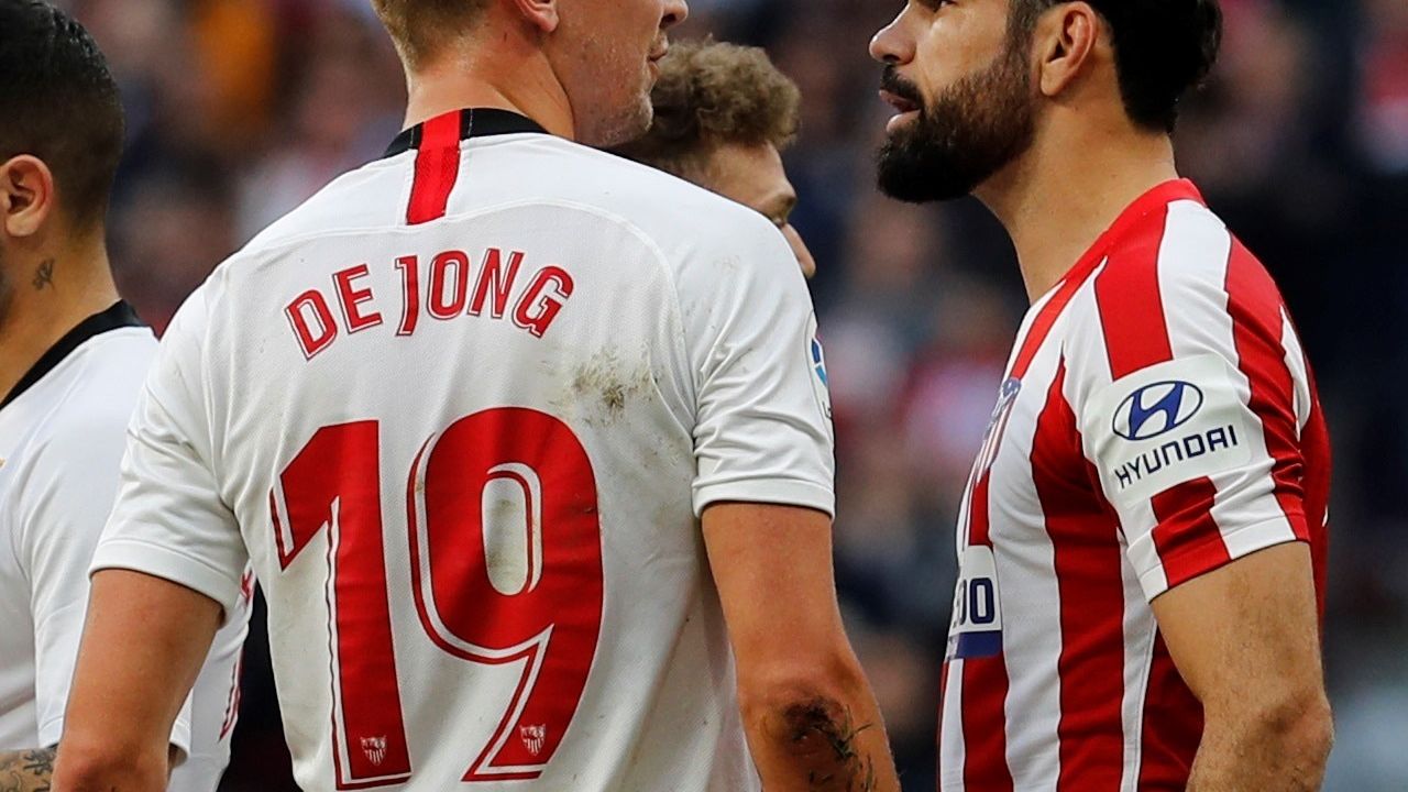 De Jong y Diego Costa, en un momento del partido