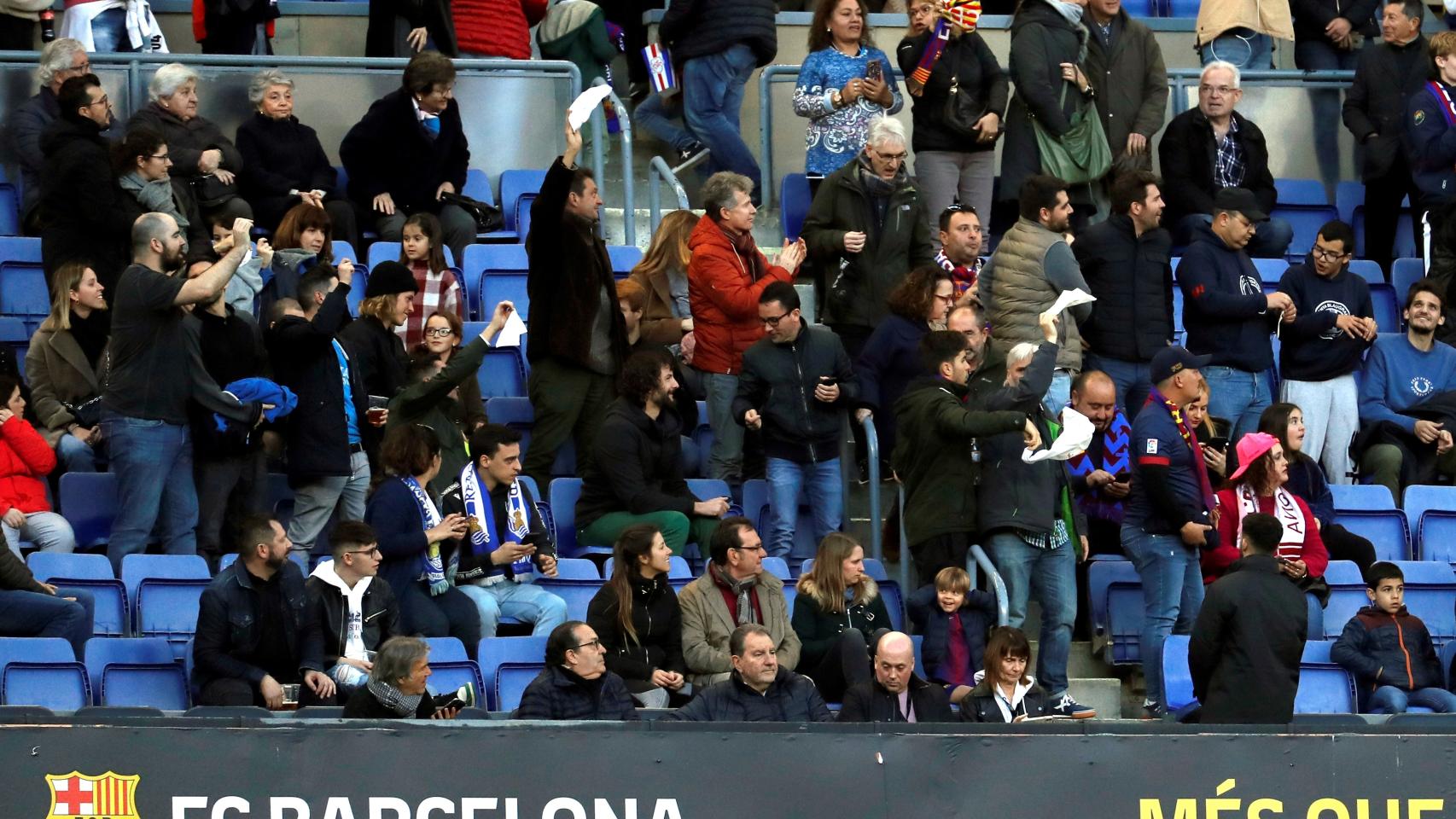 Silbidos y pañolada a Bartomeu en el Camp Nou