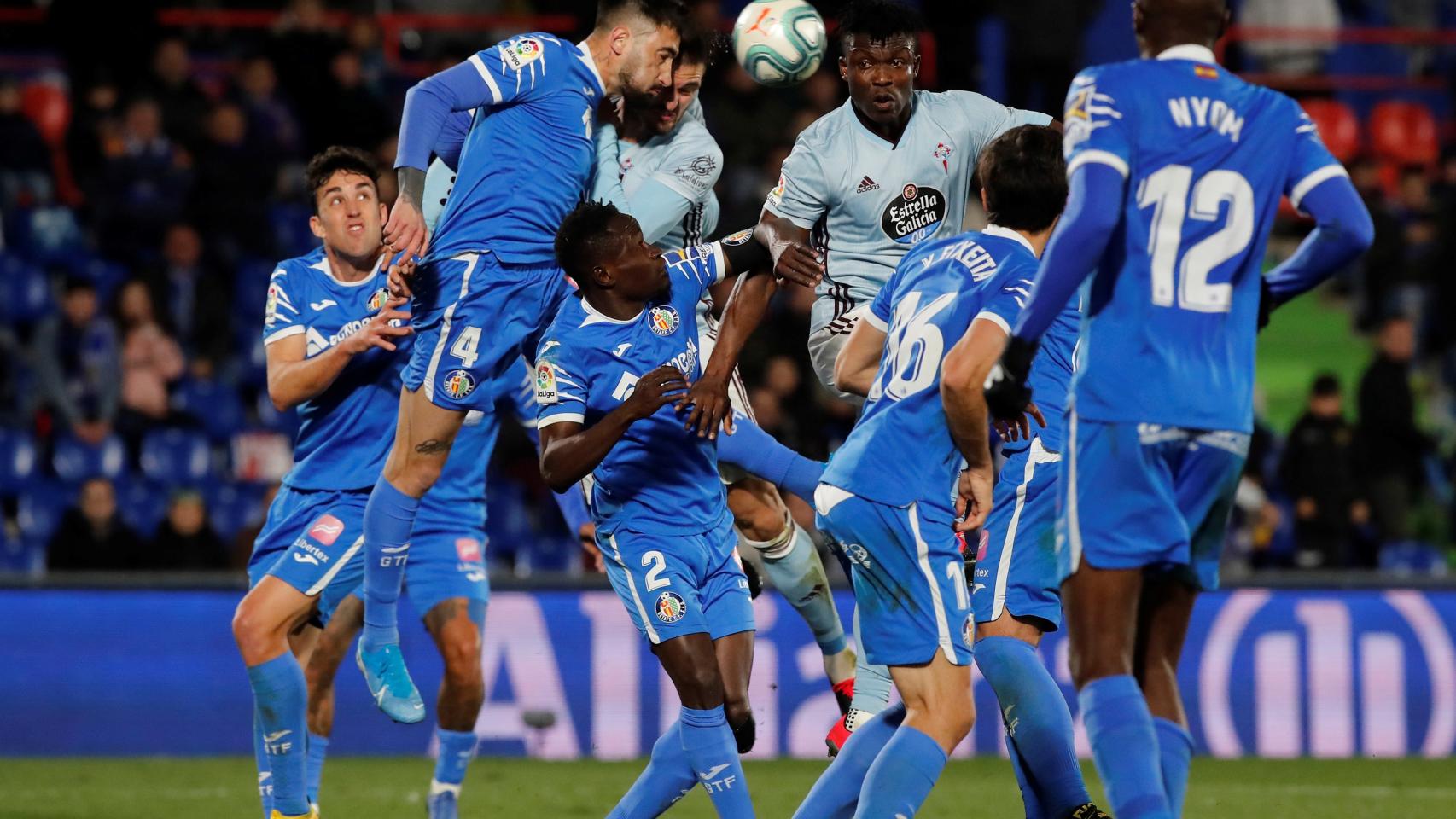 Varios jugadores del Getafe y Celta